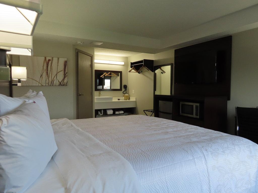 Red Roof Plus+ & Suites Erie Εξωτερικό φωτογραφία