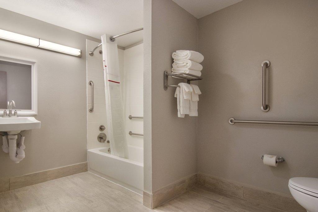 Red Roof Plus+ & Suites Erie Εξωτερικό φωτογραφία